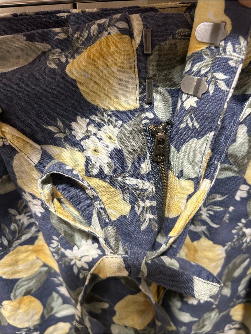 Abercrombie&Fitch Linen Lemon Printed High Rise Shorts , Small - Picture 3 of 6